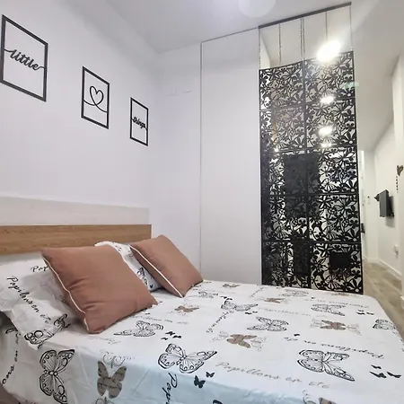 Loft De Rota شقة